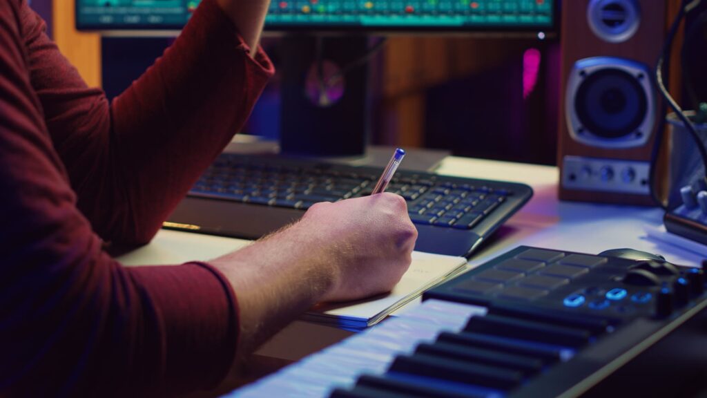Compositor criando trilha sonora no estúdio